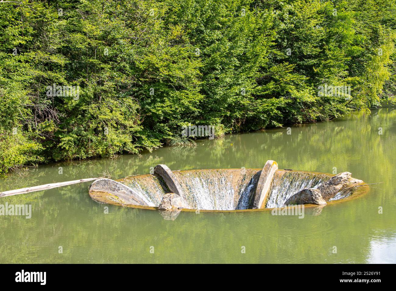 Trichterförmiger Überlauf am Vida-See. Vida-Stausee oder wirbelnder See in Luncasprie, nahe Dobresti, Kreis Bihor, Rumänien Stockfoto
