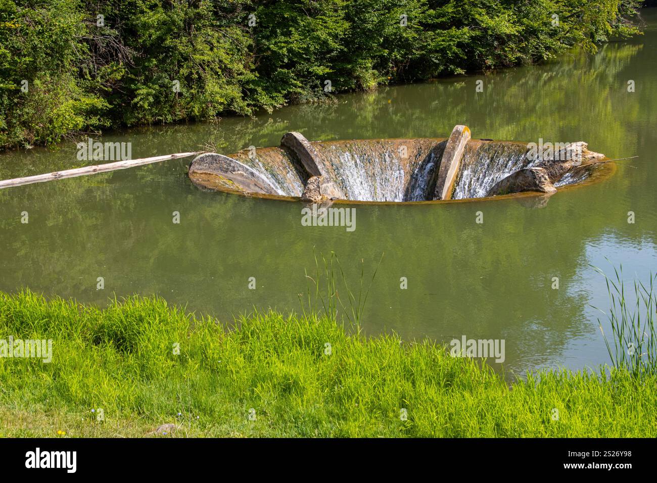 Trichterförmiger Überlauf am Vida-See. Vida-Stausee oder wirbelnder See in Luncasprie, nahe Dobresti, Kreis Bihor, Rumänien Stockfoto