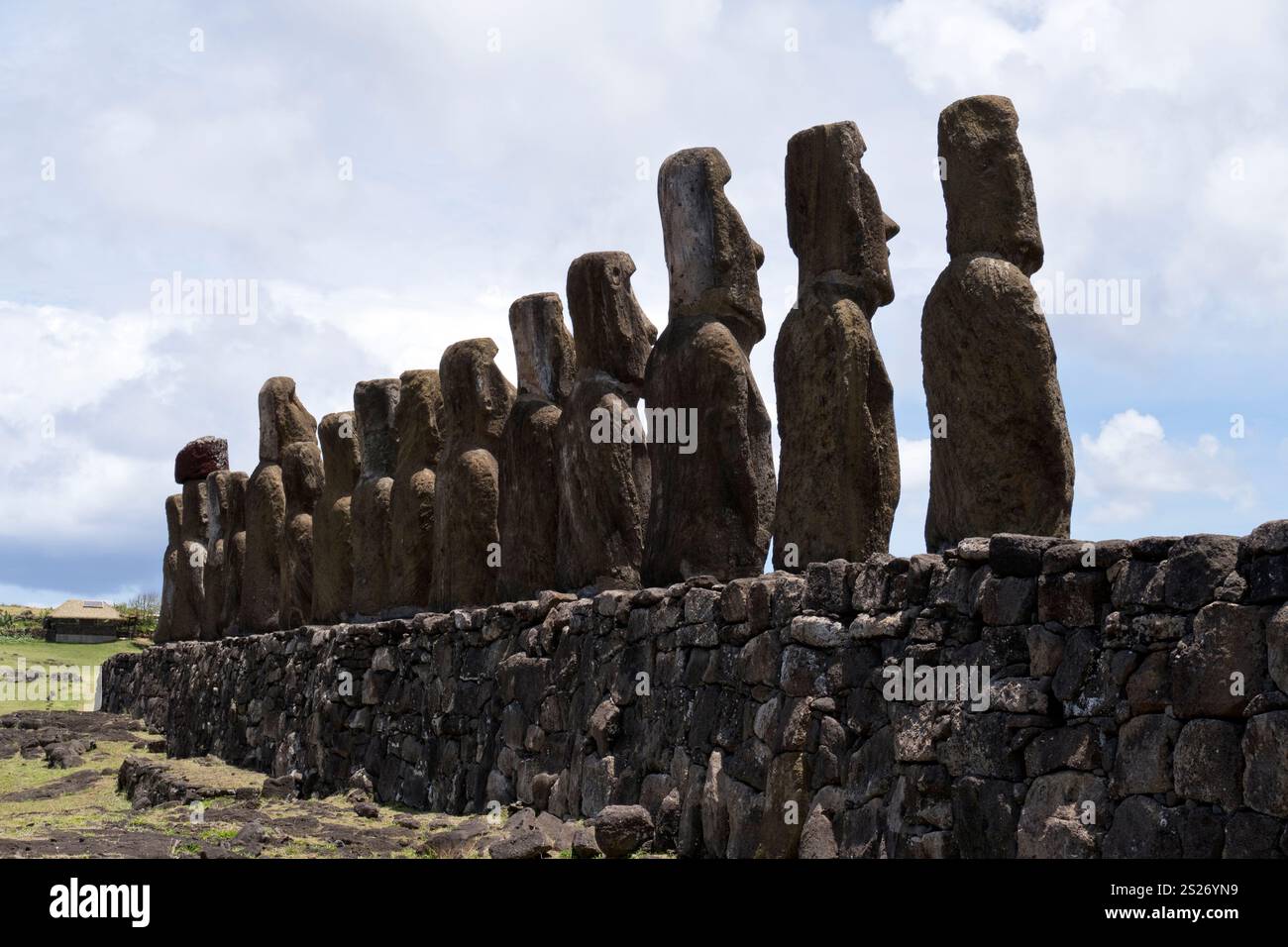 Die Rückseite von Ahu Tongariki, das größte Monument der Osterinsel mit 15 stehenden Moai-Statuen. Stockfoto