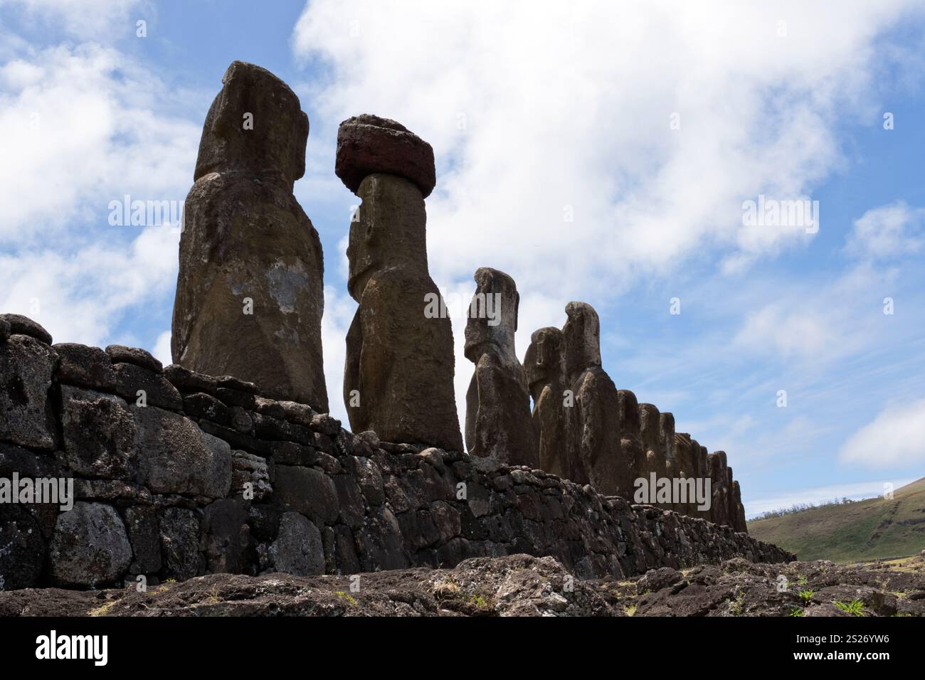 Die Rückseite von Ahu Tongariki, das größte Monument der Osterinsel mit 15 stehenden Moai-Statuen. Stockfoto