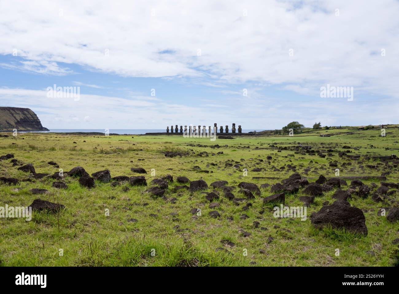 AHU Tongariki ist das größte Monument der Osterinsel mit 15 stehenden Moai-Statuen. Stockfoto
