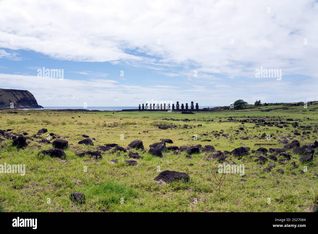 AHU Tongariki ist das größte Monument der Osterinsel mit 15 stehenden Moai-Statuen. Stockfoto