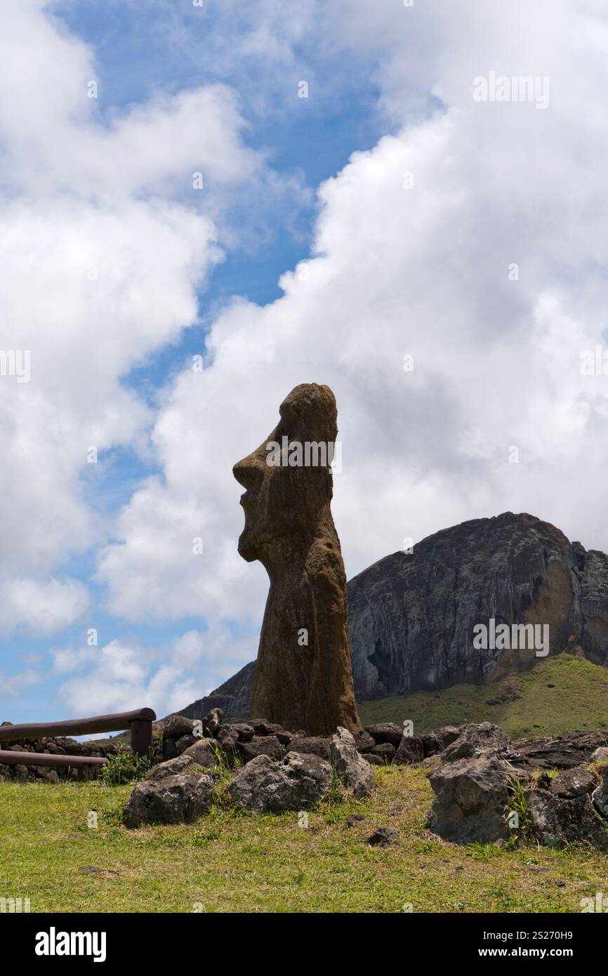 Ein einzelner Moai steht am Eingang zu Ahu Tongariki, dem größten Monument der Osterinsel mit 15 stehenden Moai-Statuen. Stockfoto