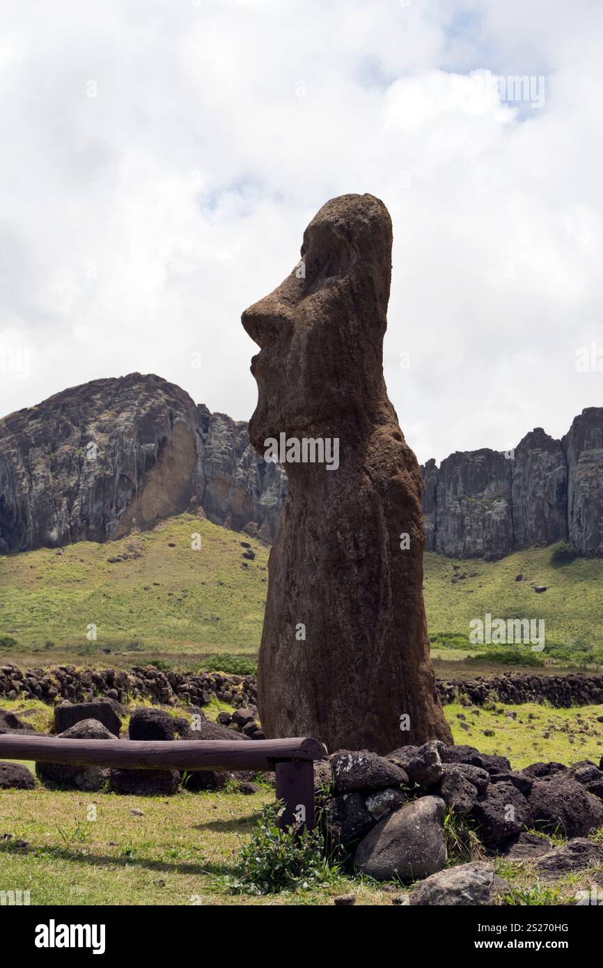 Ein einzelner Moai steht am Eingang zu Ahu Tongariki, dem größten Monument der Osterinsel mit 15 stehenden Moai-Statuen. Stockfoto