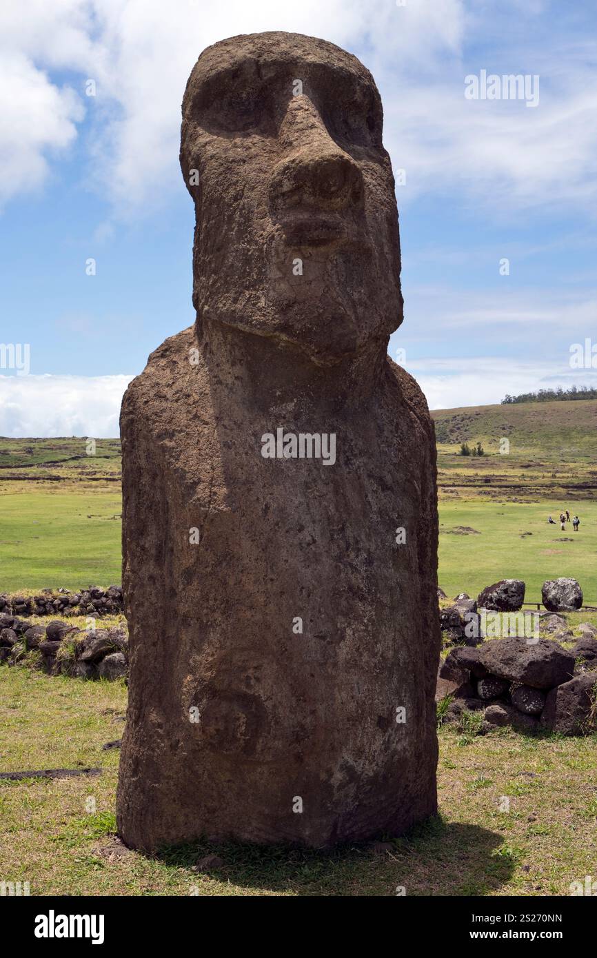 Ein einzelner Moai steht am Eingang zu Ahu Tongariki, dem größten Monument der Osterinsel mit 15 stehenden Moai-Statuen. Stockfoto