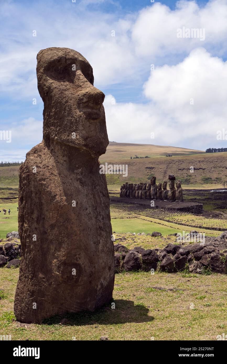 Ein einzelner Moai steht am Eingang zu Ahu Tongariki, dem größten Monument der Osterinsel mit 15 stehenden Moai-Statuen. Stockfoto