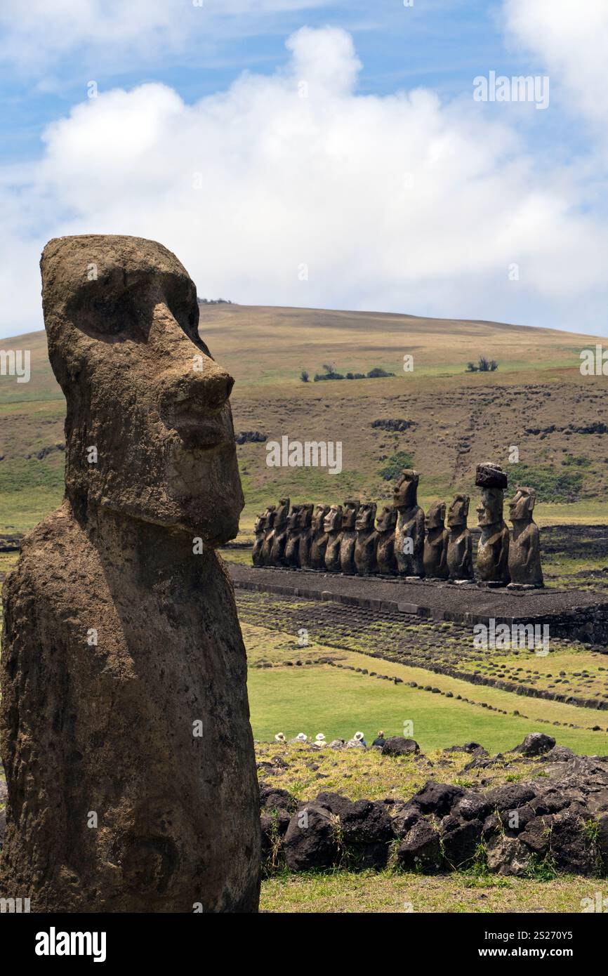 Ein einzelner Moai steht am Eingang zu Ahu Tongariki, dem größten Monument der Osterinsel mit 15 stehenden Moai-Statuen. Stockfoto