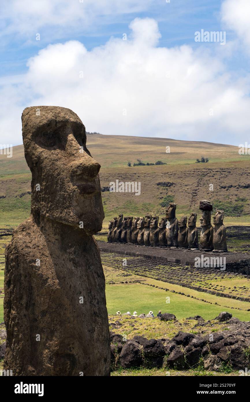 Ein einzelner Moai steht am Eingang zu Ahu Tongariki, dem größten Monument der Osterinsel mit 15 stehenden Moai-Statuen. Stockfoto