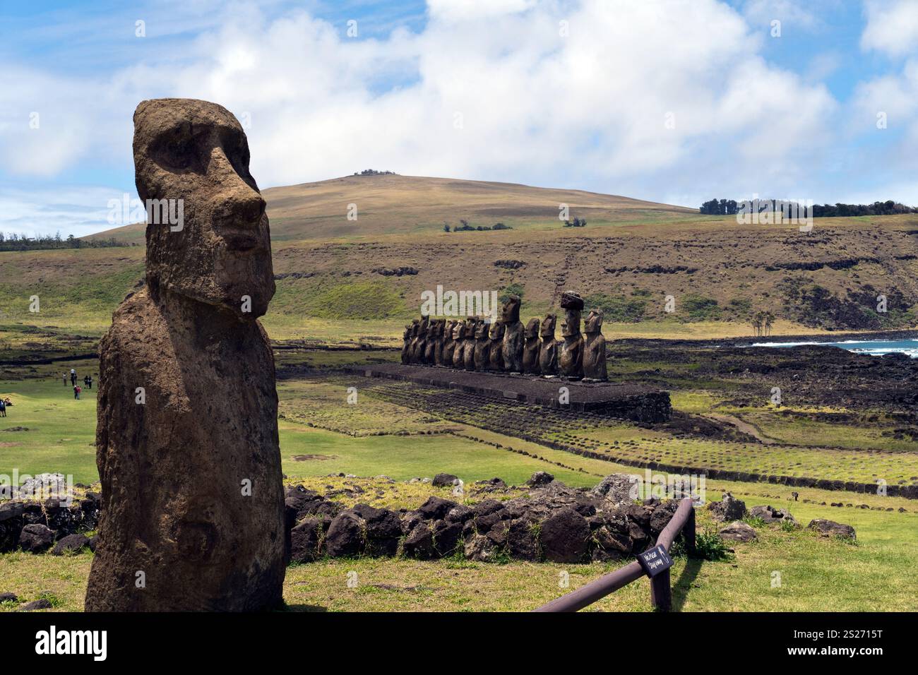 Ein einzelner Moai steht am Eingang zu Ahu Tongariki, dem größten Monument der Osterinsel mit 15 stehenden Moai-Statuen. Stockfoto
