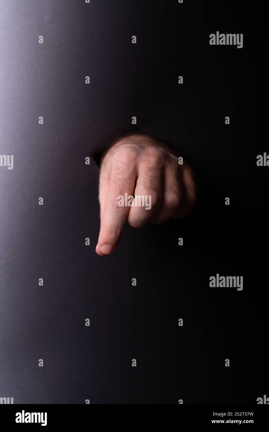 Fotoexpressive Darstellung einer faszinierenden Handgeste, die Kommunikation, Gebärdensprache, nonverbale Cue mit dunklem minimalistischem Hintergrund symbolisiert Stockfoto