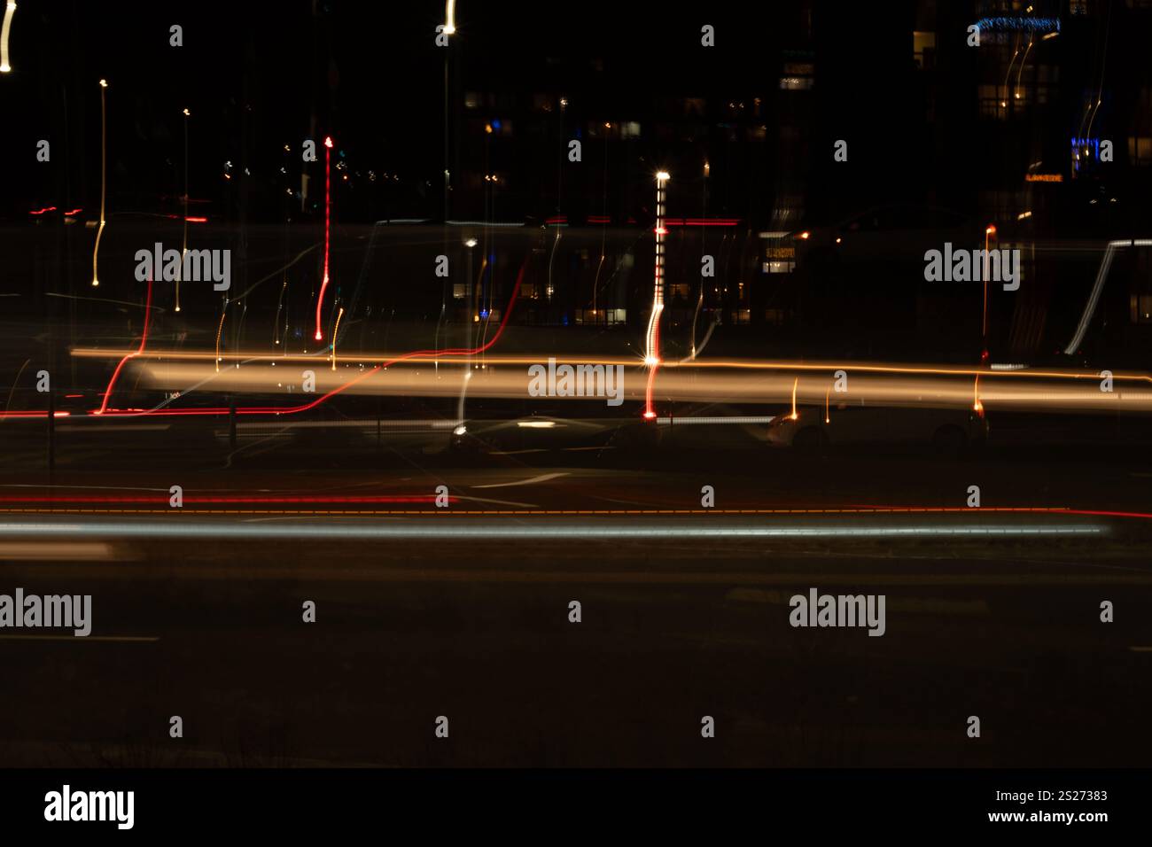 Entdecken Sie die Kunst der urbanen Lichtpfade: Erfassen Sie lebendige Streifen und Bewegungen in Nachtaufnahmen mit Langzeitbelichtung auf Stadtstraßen Stockfoto