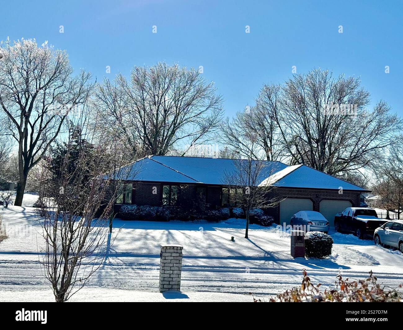 Nach einem Schneesturm und brutal kalten Temperaturen in Wichita, Kansas, USA, glitzert das Eis in den Baumkronen Stockfoto