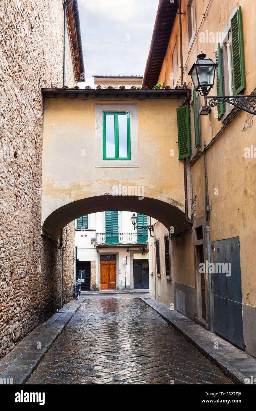 Reisen nach Italien - Bogen auf alte Straße in Florenz Stadt im Oltrarno Viertel in Herbsttag Stockfoto