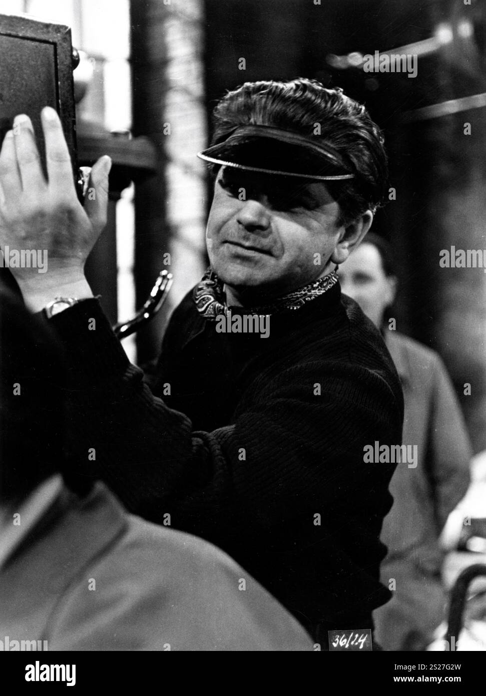 Kameramann GEORGE / GEORG KRAUSE am Set Candid während der Dreharbeiten von DIESEL 1942 Regisseur GERHARD LAMPRECHT aus der Biografie von Eugen Diesel Universum Film (UFA) Stockfoto