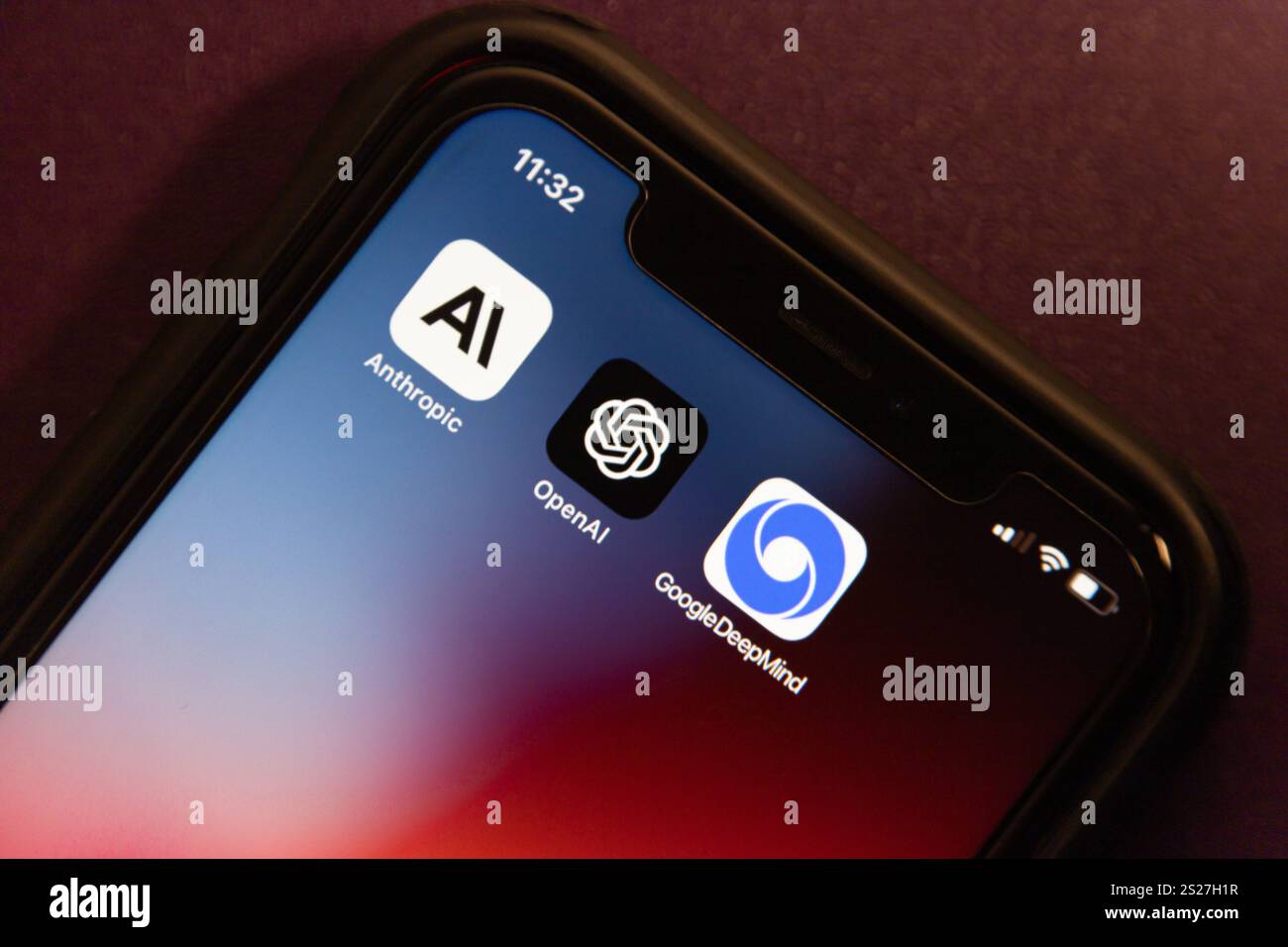 Mexiko-Stadt, MEXIKO - 18. Dezember 2024 : die Symbole Anthropic, OpenAI und Google DeepMind werden auf einem iPhone-Bildschirm angezeigt. Ein Konzeptbild von drei Innovatoren Stockfoto