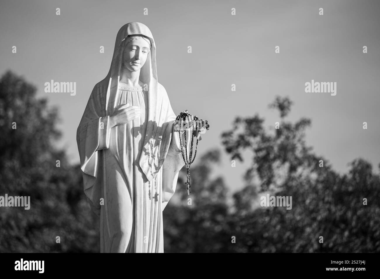 Statue der Jungfrau Maria – Königin des Friedens auf dem Berg Podbrdo, dem Hügel der Erscheinung mit Blick auf das Dorf Medjugorje in Bosnien und Herzegowina. Stockfoto