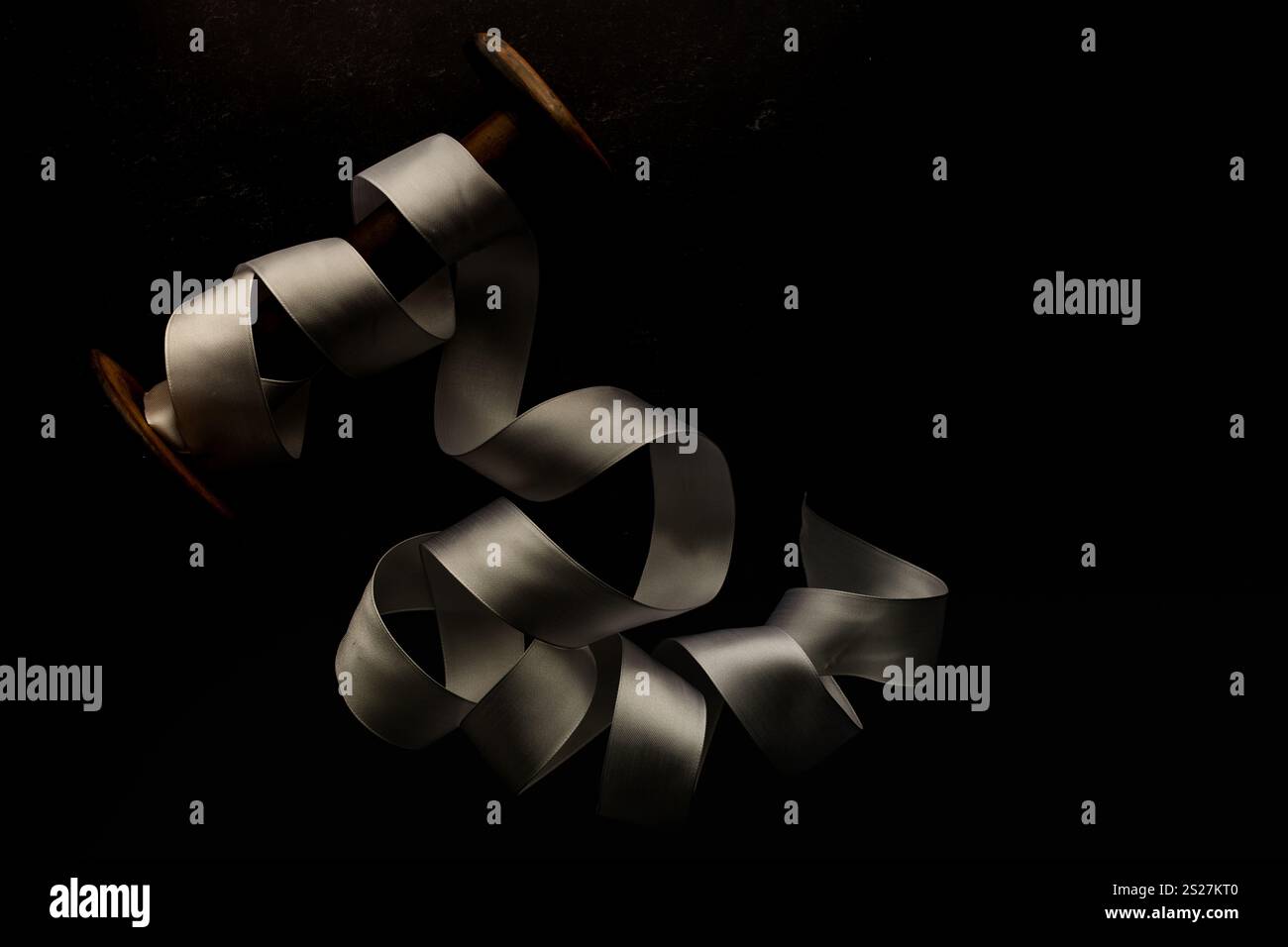 Holzspule mit seidenweißem Band, Stillleben Stockfoto