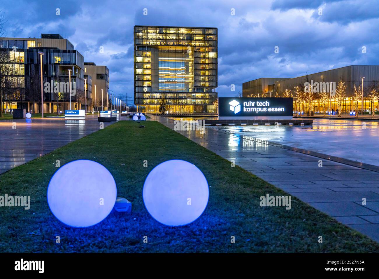 Der Ruhr Tech Campus Essen, ehemals ThyssenKrupp Campus, Sitz der Unternehmenszentrale von ThyssenKrupp, Gebäude K1, seit 2024 sind weitere Unternehmen wie E. ON und Siemens, auf dem Gelände angesiedelt, Essen NRW, Deutschland, Ruhr Tech Campus Essen Stockfoto