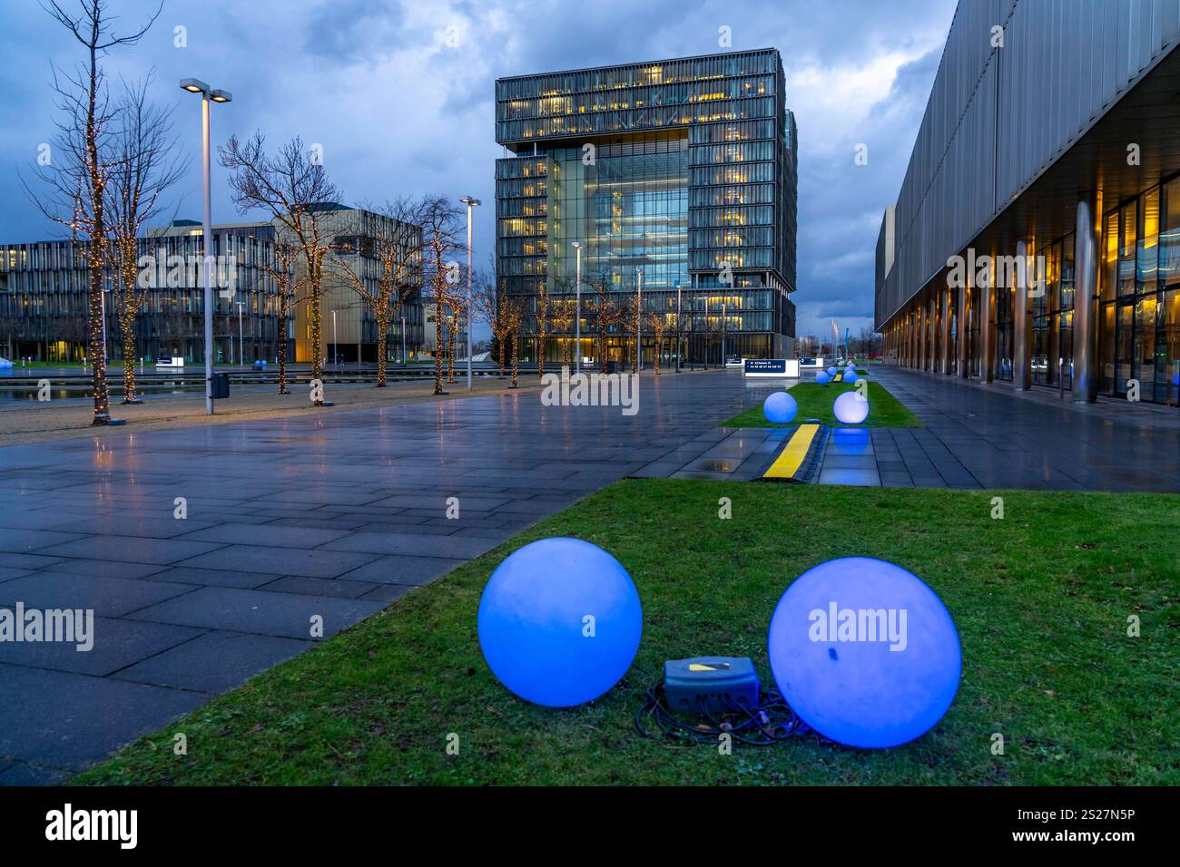 Der Ruhr Tech Campus Essen, ehemals ThyssenKrupp Campus, Sitz der Unternehmenszentrale von ThyssenKrupp, Gebäude K1, seit 2024 sind weitere Unternehmen wie E. ON und Siemens, auf dem Gelände angesiedelt, Essen NRW, Deutschland, Ruhr Tech Campus Essen Stockfoto