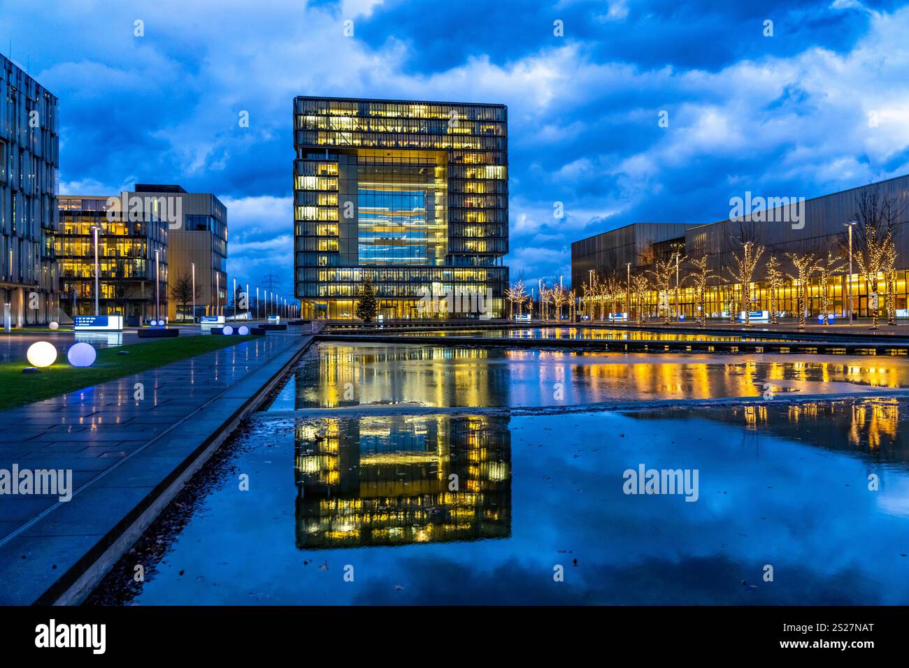 Der Ruhr Tech Campus Essen, ehemals ThyssenKrupp Campus, Sitz der Unternehmenszentrale von ThyssenKrupp, Gebäude K1, seit 2024 sind weitere Unternehmen wie E. ON und Siemens, auf dem Gelände angesiedelt, Essen NRW, Deutschland, Ruhr Tech Campus Essen Stockfoto