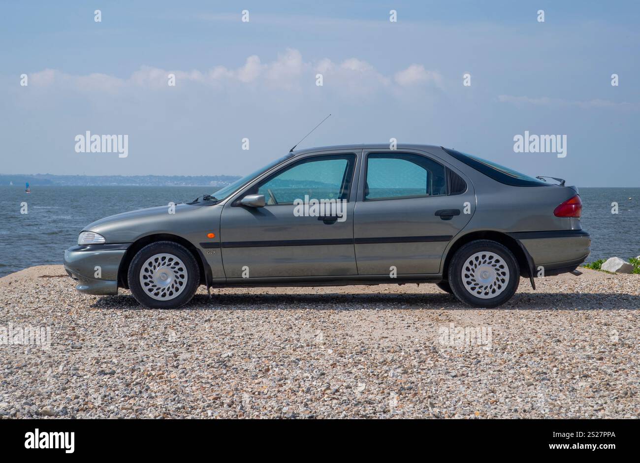 1993 Mk1 Ford Mondeo, einer der ersten von Mondeos gebauten modernen klassischen Retro-Familienwagen und Flottenwagen Stockfoto