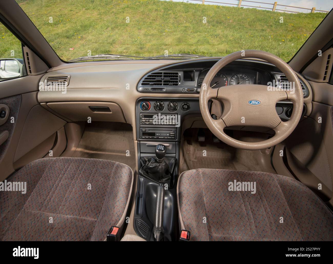 1993 Mk1 Ford Mondeo, einer der ersten von Mondeos gebauten modernen klassischen Retro-Familienwagen und Flottenwagen Stockfoto