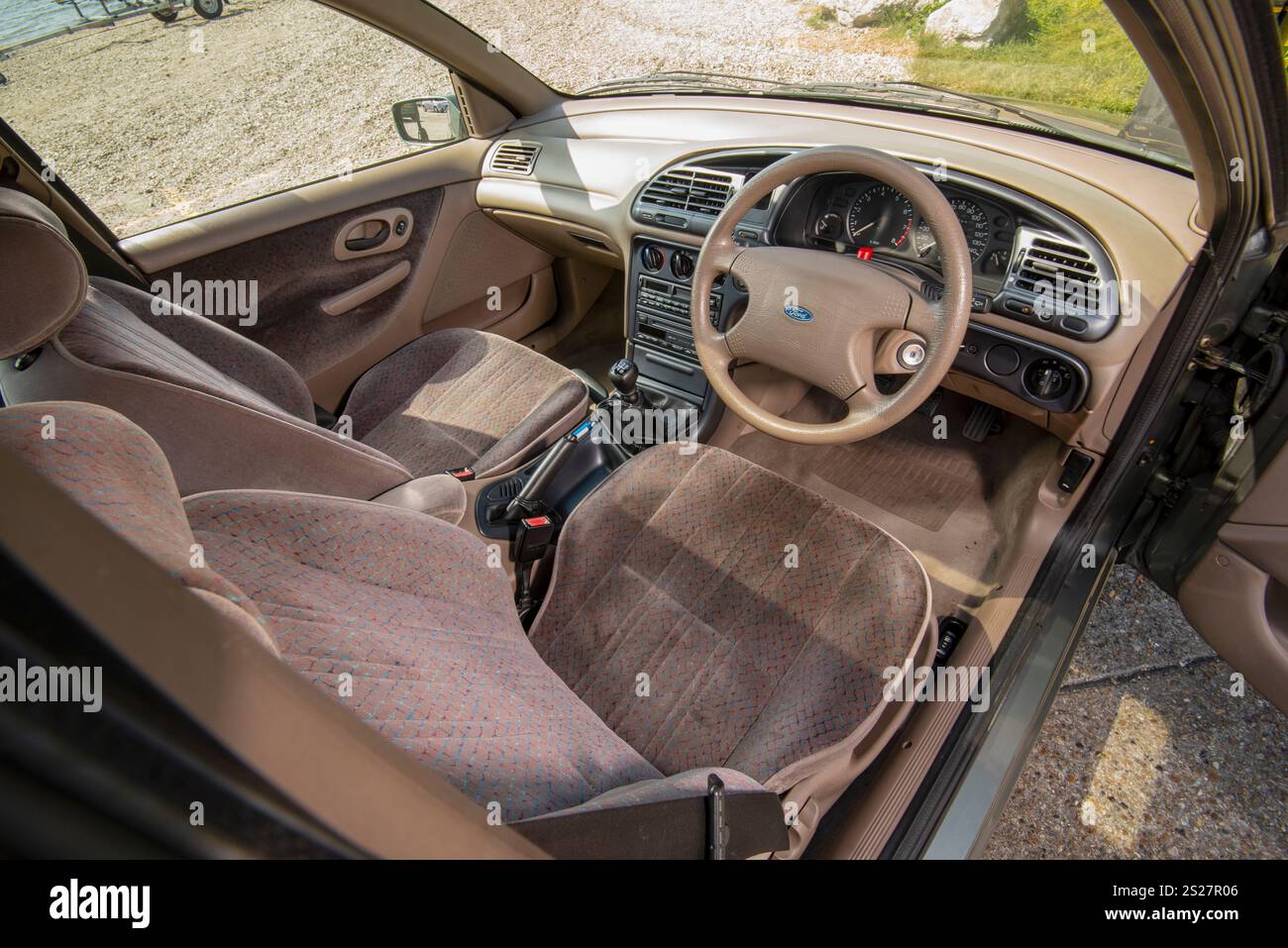 1993 Mk1 Ford Mondeo, einer der ersten von Mondeos gebauten modernen klassischen Retro-Familienwagen und Flottenwagen Stockfoto