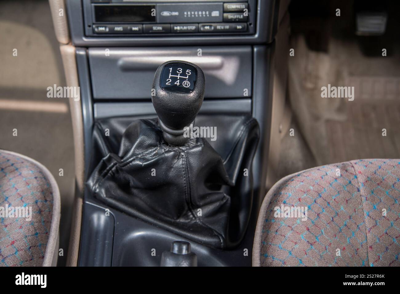 1993 Mk1 Ford Mondeo, einer der ersten von Mondeos gebauten modernen klassischen Retro-Familienwagen und Flottenwagen Stockfoto