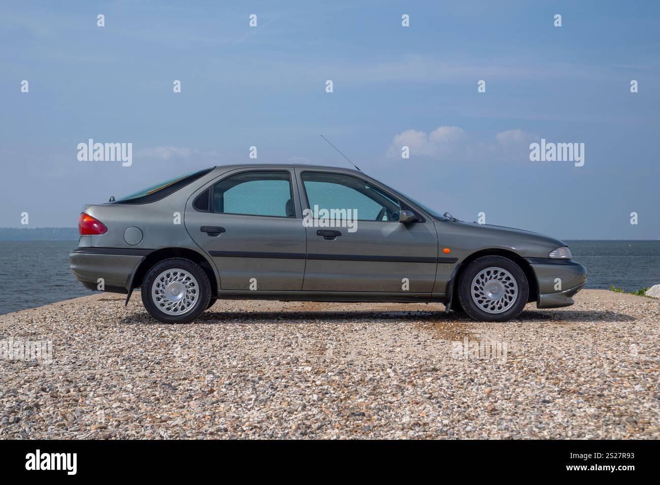 1993 Mk1 Ford Mondeo, einer der ersten von Mondeos gebauten modernen klassischen Retro-Familienwagen und Flottenwagen Stockfoto