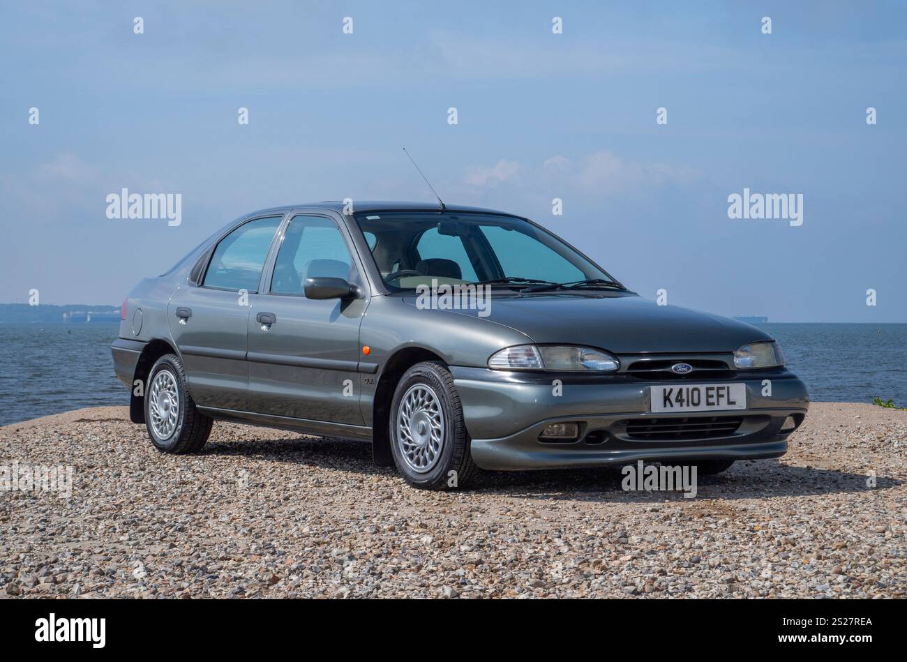1993 Mk1 Ford Mondeo, einer der ersten von Mondeos gebauten modernen klassischen Retro-Familienwagen und Flottenwagen Stockfoto