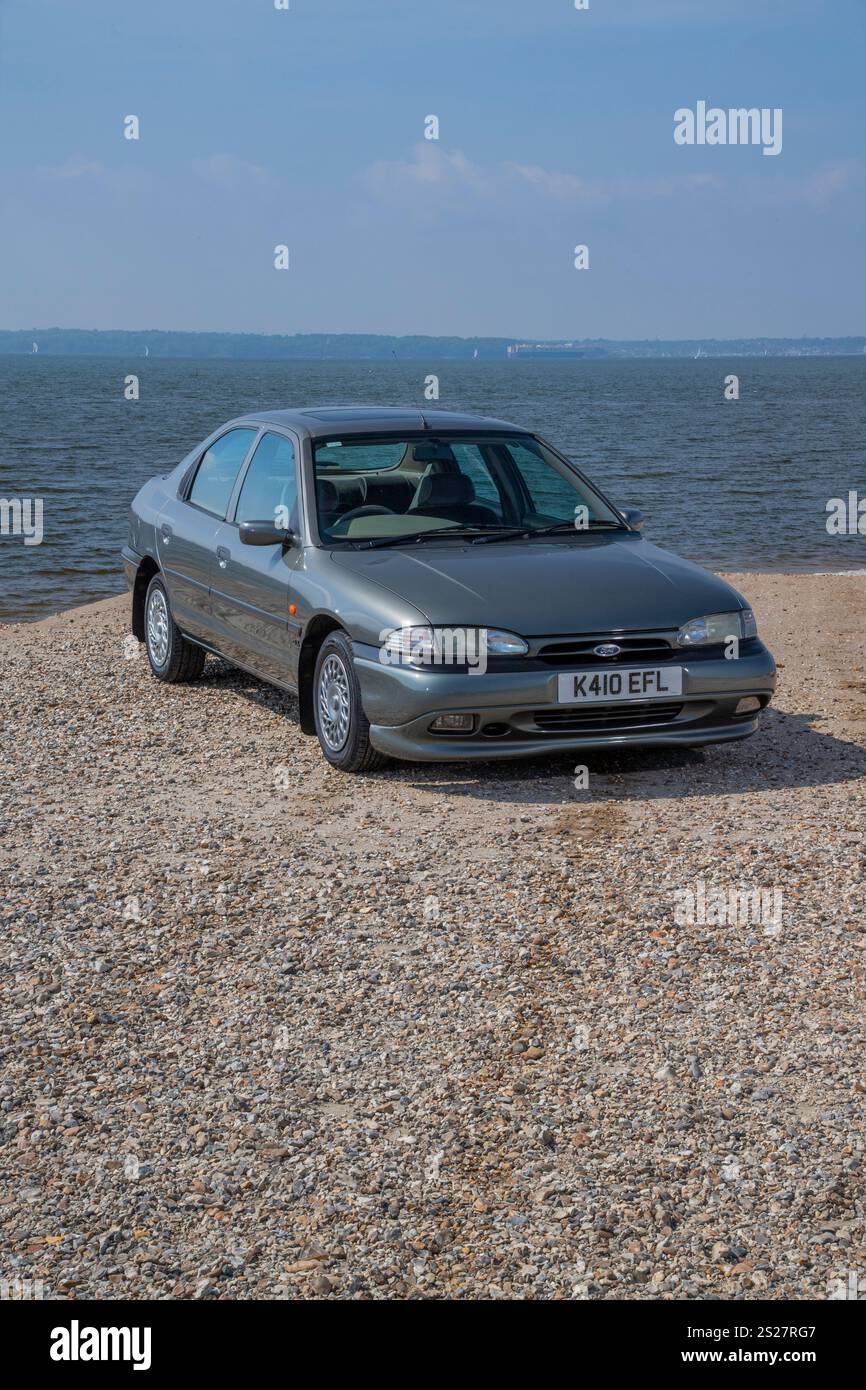 1993 Mk1 Ford Mondeo, einer der ersten von Mondeos gebauten modernen klassischen Retro-Familienwagen und Flottenwagen Stockfoto