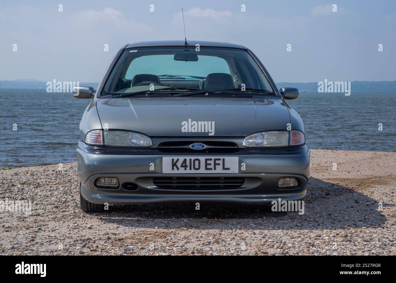 1993 Mk1 Ford Mondeo, einer der ersten von Mondeos gebauten modernen klassischen Retro-Familienwagen und Flottenwagen Stockfoto