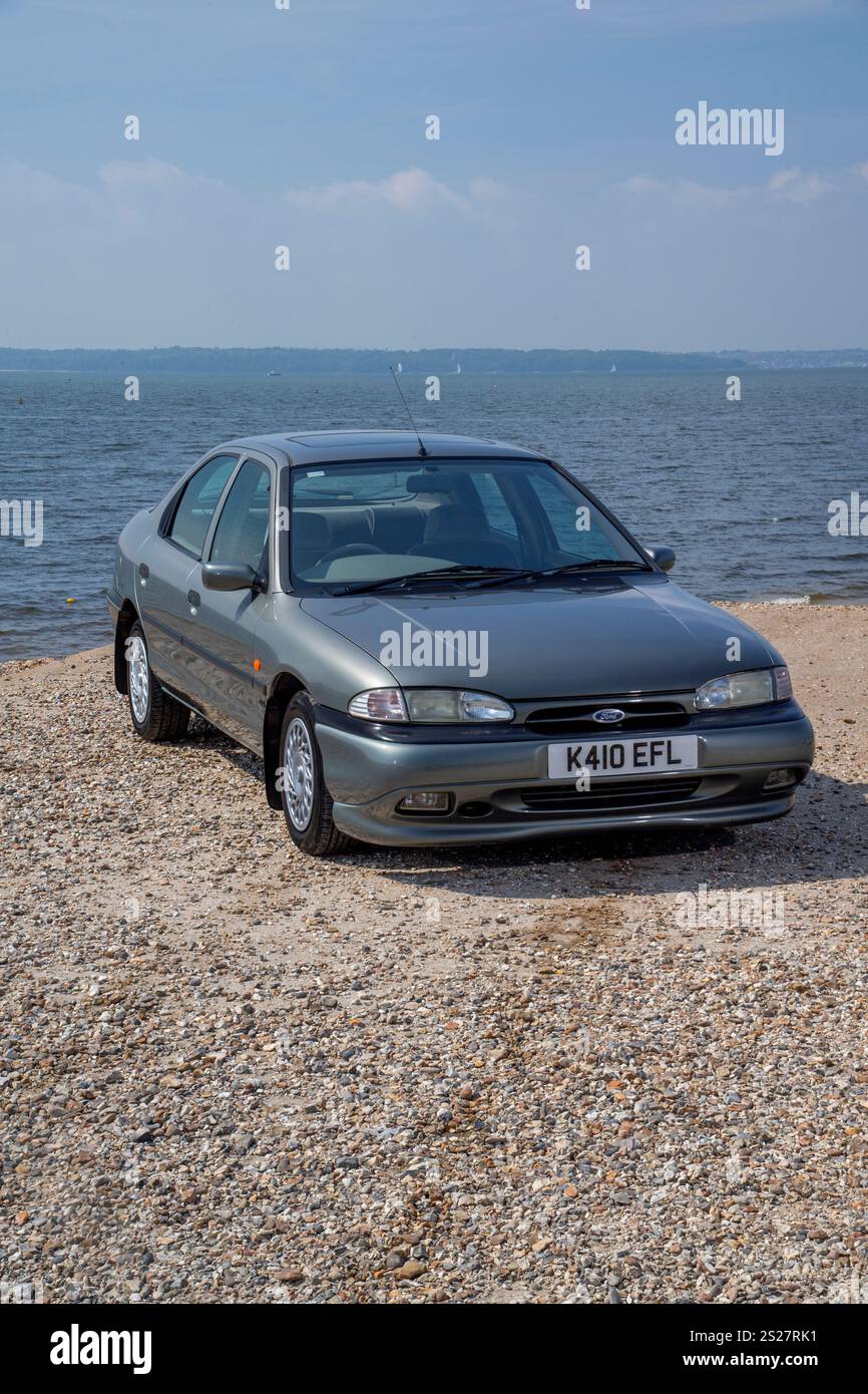 1993 Mk1 Ford Mondeo, einer der ersten von Mondeos gebauten modernen klassischen Retro-Familienwagen und Flottenwagen Stockfoto