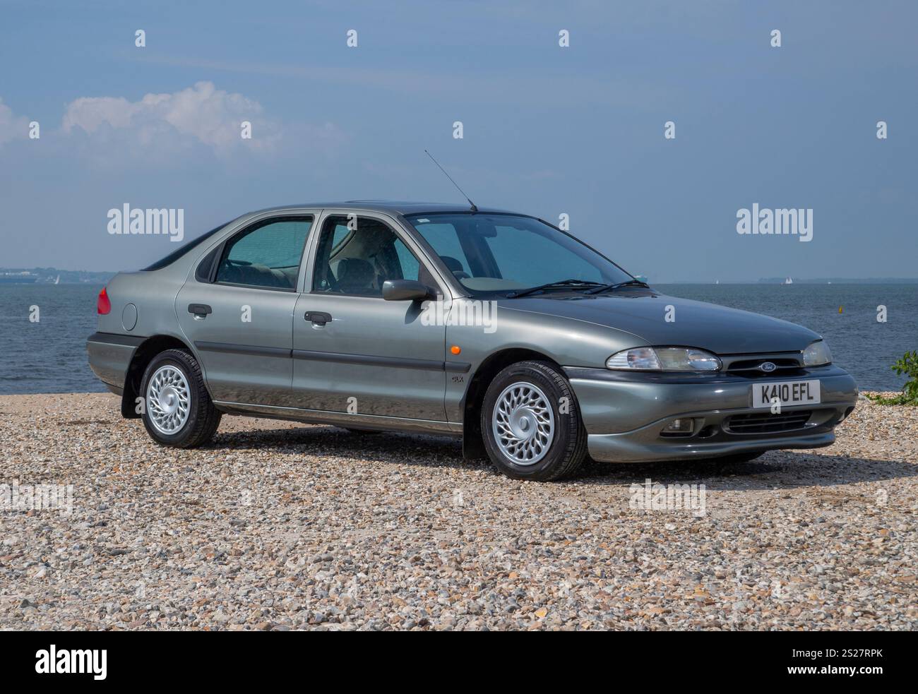 1993 Mk1 Ford Mondeo, einer der ersten von Mondeos gebauten modernen klassischen Retro-Familienwagen und Flottenwagen Stockfoto