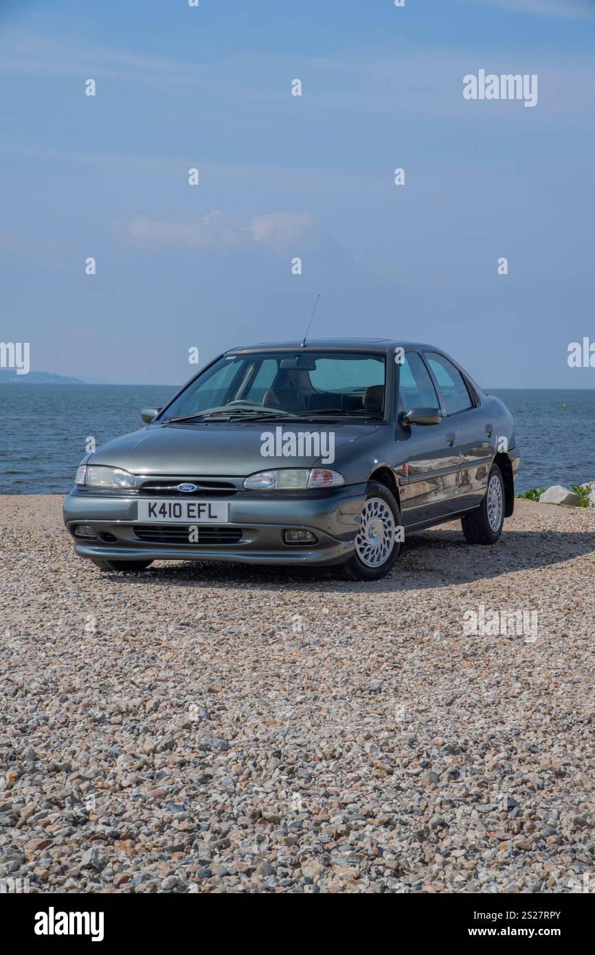 1993 Mk1 Ford Mondeo, einer der ersten von Mondeos gebauten modernen klassischen Retro-Familienwagen und Flottenwagen Stockfoto