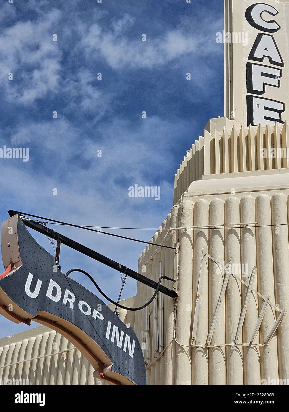 Historisches U Drop Inn Cafe-Gebäude mit Retro-Schild vor einem klaren blauen Himmel in Texas Stadt - Smartphone-aufgenommenes Stockfoto