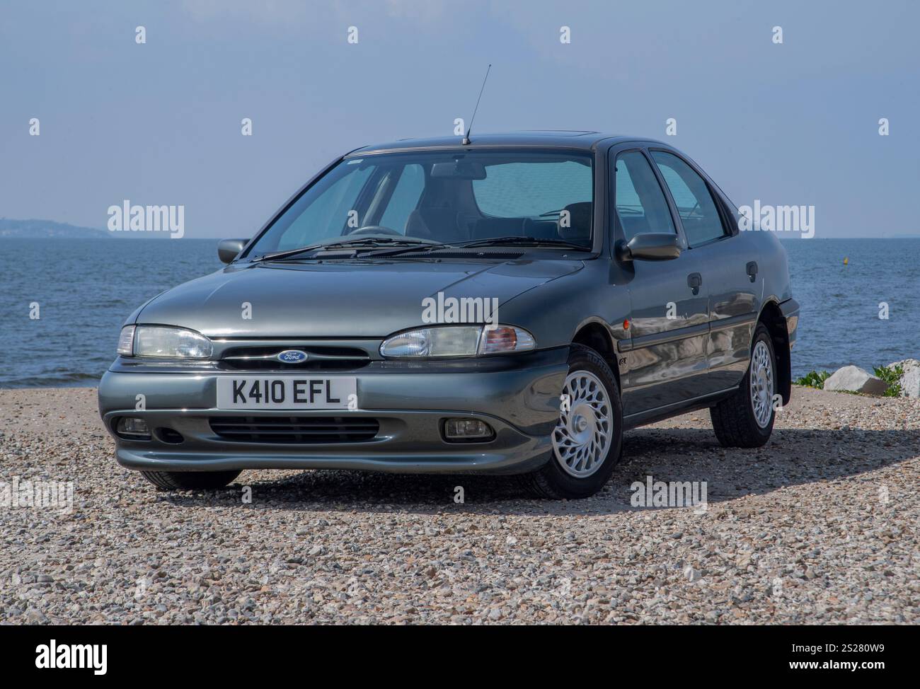 1993 Mk1 Ford Mondeo, einer der ersten von Mondeos gebauten modernen klassischen Retro-Familienwagen und Flottenwagen Stockfoto