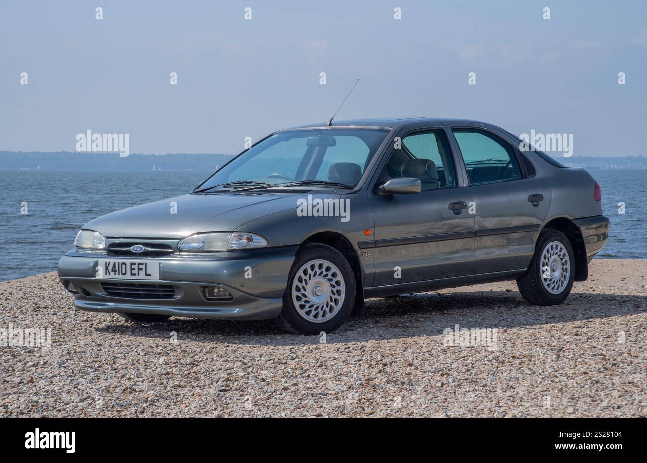 1993 Mk1 Ford Mondeo, einer der ersten von Mondeos gebauten modernen klassischen Retro-Familienwagen und Flottenwagen Stockfoto