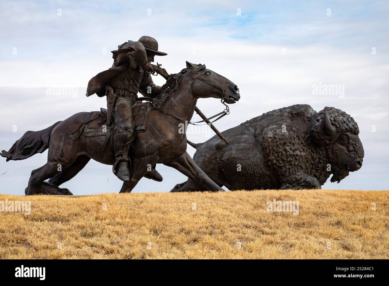 Oakley, Kansas – Eine Skulptur von Buffalo Bill (William Frederick Cody) zu Pferd, die im Buffalo Bill Cultural Center einen Büffel erschießt. Die Skulptur Stockfoto