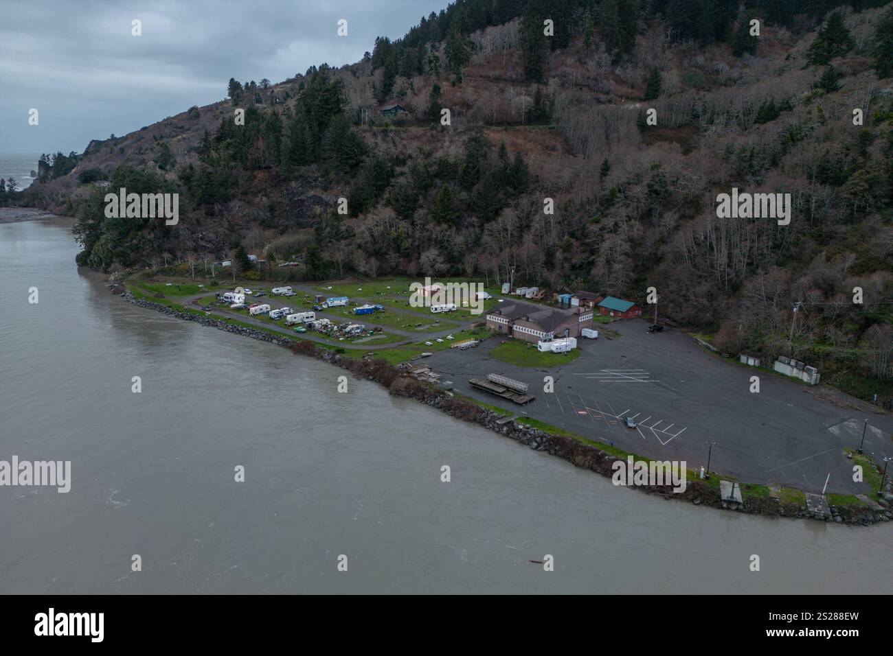 Ein Parkplatz und Gebäude in der Nähe der Mündung des Klamath River in Kalifornien aus der Vogelperspektive. Stockfoto