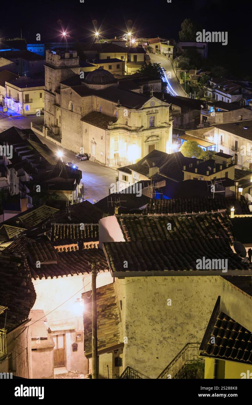 Nacht alte mittelalterliche Stilo famos und Blick auf das Dorf in Kalabrien, Süditalien. Stockfoto