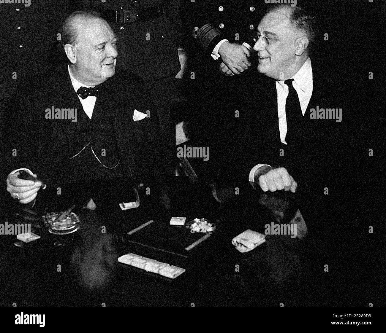 US-Präsident Franklin D. Roosevelt mit dem britischen Premierminister Winston Churchill bei der Casablanca Conference, Casablanca, Marokko, Franklin D. Roosevelt Presidential Library & Museum, 18. Januar 1943 Stockfoto