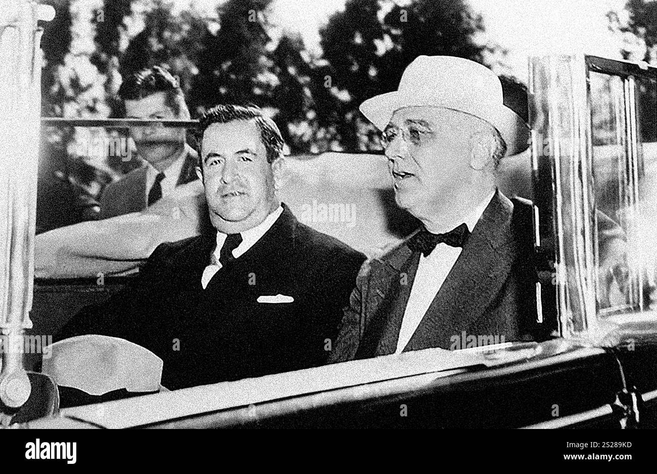 US-Präsident Franklin D. Roosevelt und mexikanische Präsidentin Avila Camacho fahren im Cabriolet, Monterrey, Mexiko, Franklin D. Roosevelt Presidential Library & Museum, 20. April 1943 Stockfoto