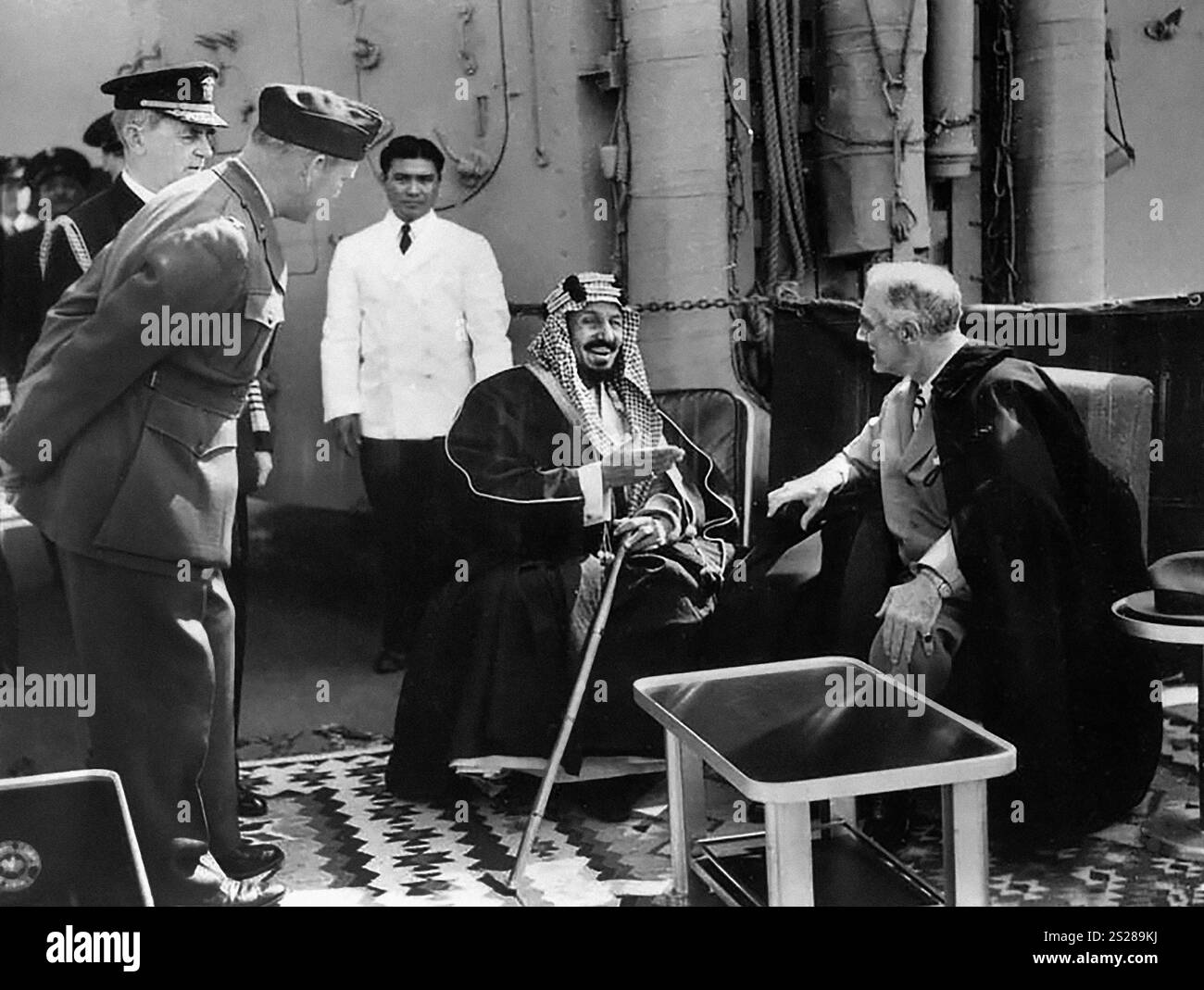 US-Präsident Franklin D. Roosevelt und König Ibn Saud von Saudi-Arabien an Bord der USS Quincy am Great Bitter Lake, Ägypten, Franklin D. Roosevelt Presidential Library & Museum, 14. Februar 1945 Stockfoto