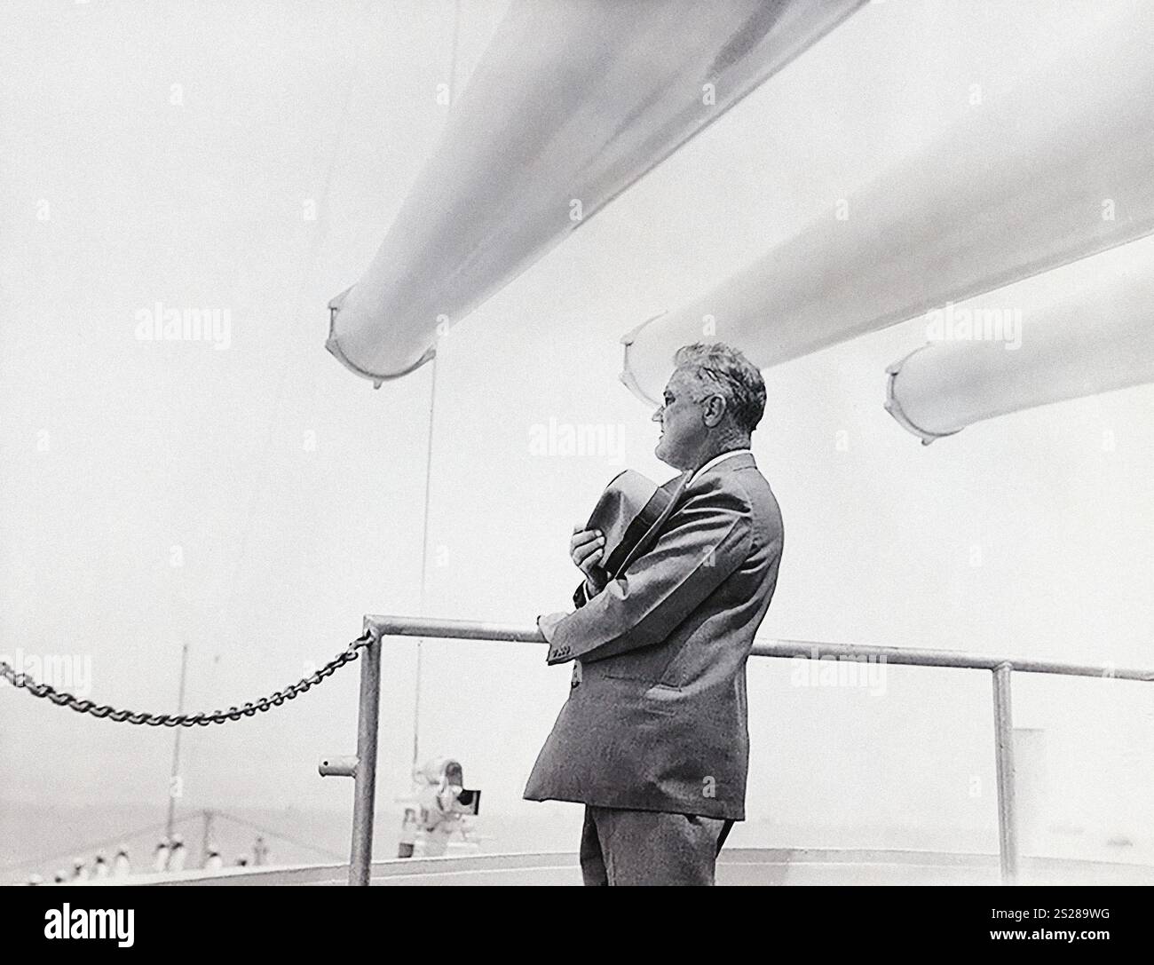 US-Präsident Franklin D. Roosevelt an Bord der USS Indianapolis, die Argentine Fleet während seiner Reise nach Südamerika, Franklin D. Roosevelt Presidential Library & Museum, 17. November 1936, überprüft Stockfoto