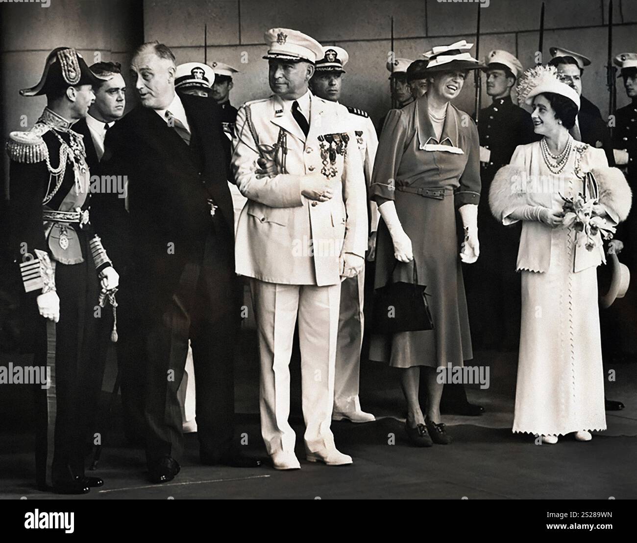 US-Präsident Franklin D. Roosevelt im Gespräch mit König George VI, während US First Lady Eleanor Roosevelt und Queen Elizabeth in Union Station, Washington, D.C., USA, Franklin D. Roosevelt Presidential Library & Museum, 8. Juni 1939, Freundschaften austauschen Stockfoto