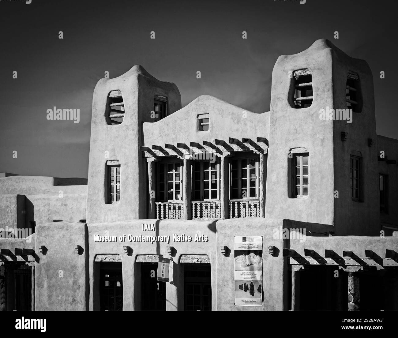 Atemberaubende Architektur im Pueblo-Revival-Stil aus adobe, die das IAIA, Museum of Contemporary Native Arts in der Innenstadt von Santa Fe, NM, in Schwarz-weiß beherbergt Stockfoto