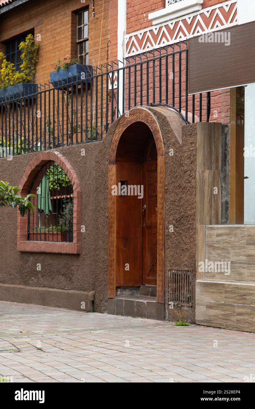 Eine Bogentür in einem alten Haus mit klassischer Architektur. Der elegante Bogen verleiht der Struktur zeitlosen Charme und verbindet Geschichte und Design Stockfoto