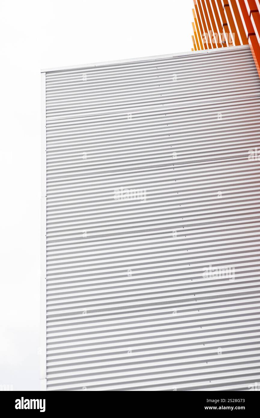 Eine weiße Wand mit strukturierten horizontalen Balkenmustern. Das klare und minimalistische Design verleiht dem Raum Tiefe und Interesse und schafft ein modernes und elegantes Design Stockfoto