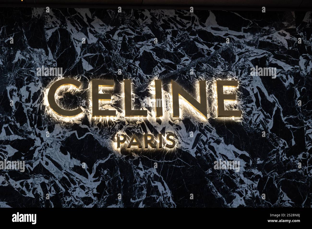 6. Januar 2025, Kopenhagen, Hauptstadt Dänemarks, Dänemark: Ein Logo des Modehauses Celine ist vor einem Geschäft in Kopenhagen zu sehen (Foto: © Kristian Tuxen Ladegaard Berg/ZUMA Press Wire) NUR ZUR REDAKTIONELLEN VERWENDUNG! Nicht für kommerzielle ZWECKE! Stockfoto